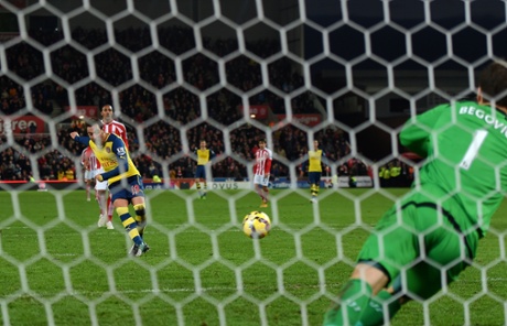 Santi Cazorla scores from the spot.
