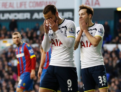 Roberto Soldado and Ryan Mason, dejected.