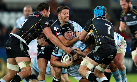 Racing Métro's Alexandre Dumoulin is tackled by the Ospreys