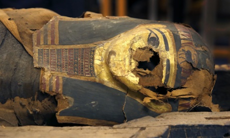 Scientists in Chicago prise open Egyptian mummy's coffin