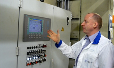 Nils-Stefan Bang explaining equipment