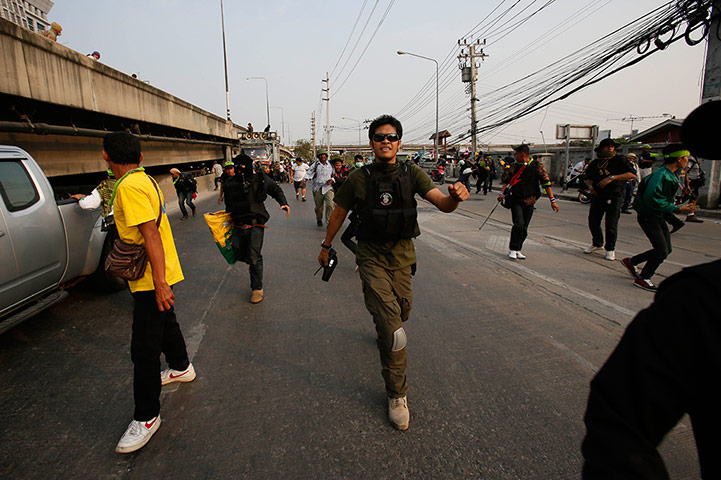 Bangkok Gunfight: Anti-government protesters carrying concealed weapons in Bangkok