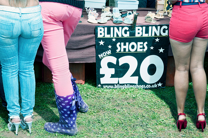 Your Pictures - Trend: ladies legs in front of 'bling bling' shoe stall