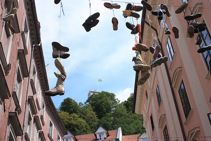 Your Pictures - Trend: shoes dangling in air between two buildings