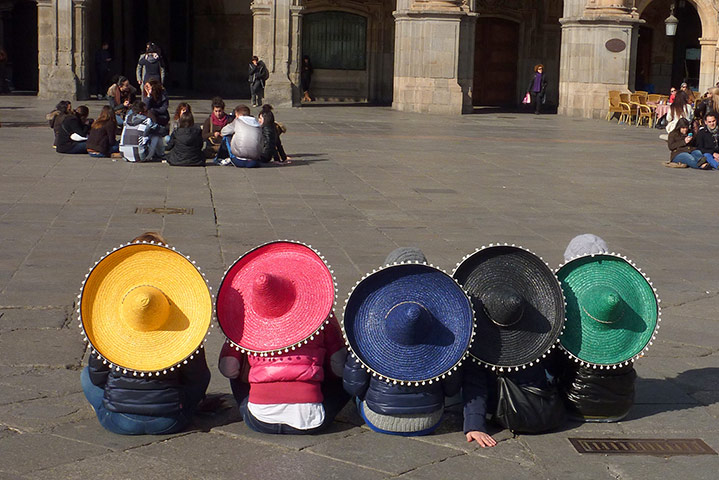 Your Pictures - Trend: young people wearing sombreros in different colours