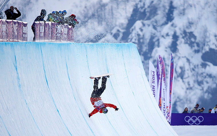 Shaun White: Poland's Michal Ligocki crashes