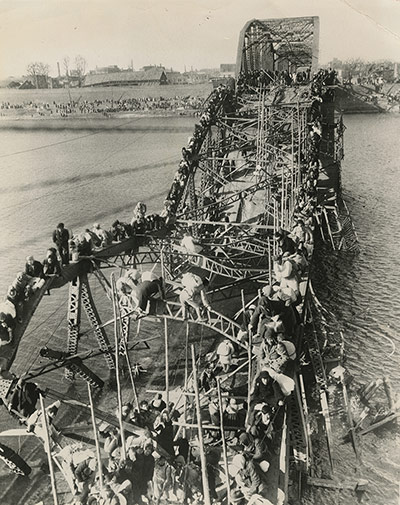 Pulitzer: Flight of Refugees Across Wrecked Bridge in Korea