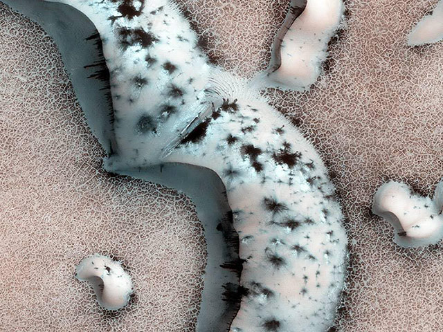 A Month in Space: Shapes and Spots on a Polar Sand Dune on Mars