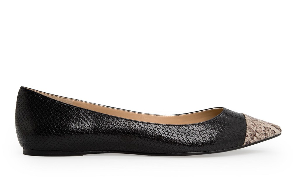 Pointed black shoe with snakeskin toe