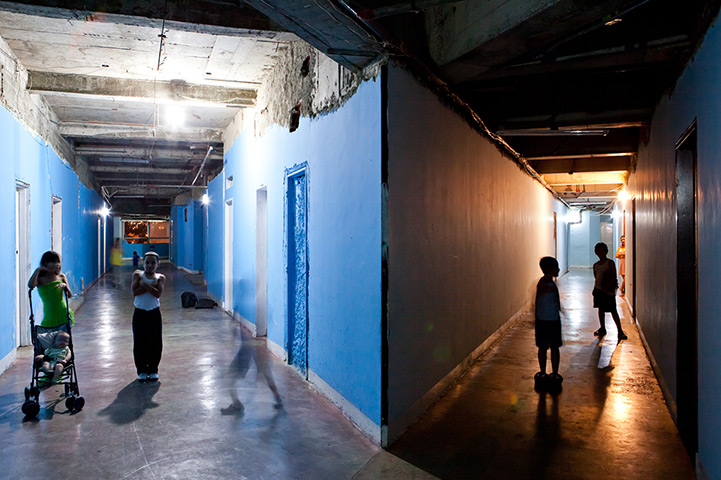 Torre David Caracas: Children play in the corridors