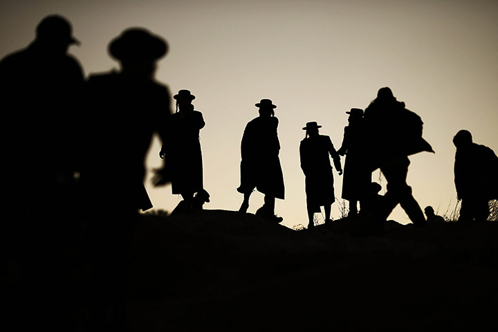 20 Photos: Ultra-orthodox at the site where Jewish graves are located in ancient tombs