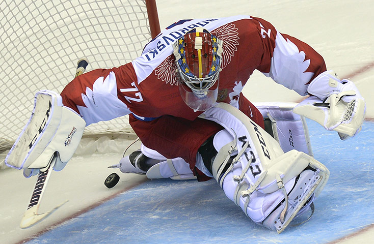 sport: Russia's goalkeeper Sergei Bobrovski