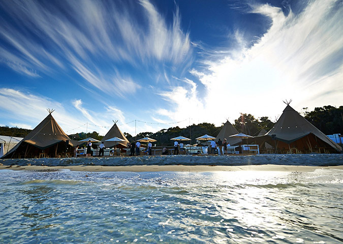 AUSTRALIA ONLINE: Pop-up bar and restaurant by the beach