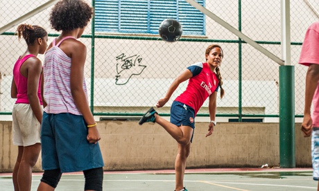 Alex Scott with the children from the Penha favela.