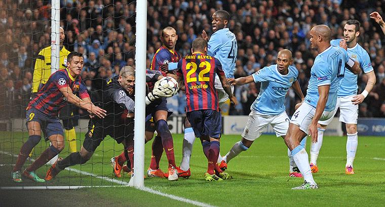 sport.: Barcelona's goalkeeper Victor Valdes (3r