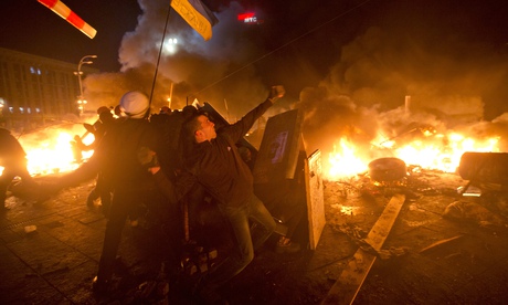 Anti-government protesters clash with riot police in Kiev's Independence Square