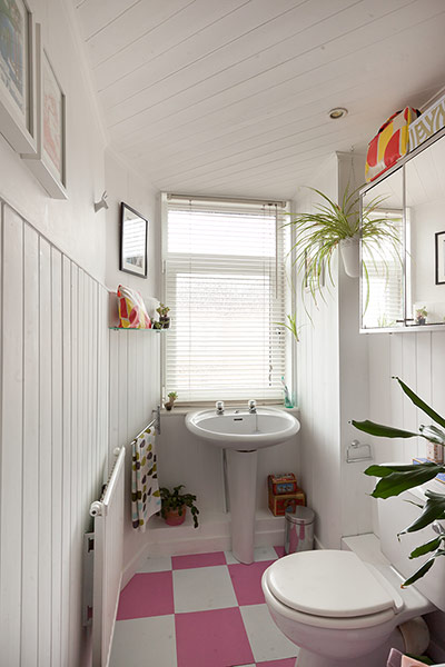Homes - Glasgow: white bathroom in house
