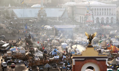 Uma vista aérea mostra o campo de manifestantes anti-governo na Praça da Independência, no centro de Kiev