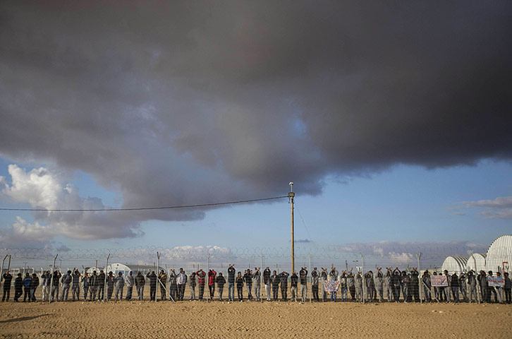 20 Photos: African asylum seekers at Holot detention centre in Israel