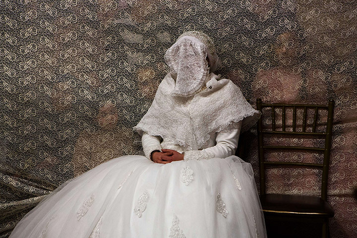 20 Photos: Children behind a curtain watch a wedding ceremony in Jerusalem