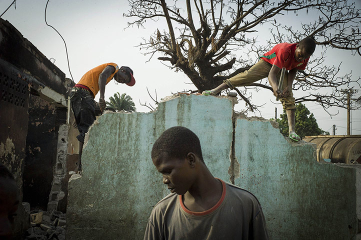 20 Photos: Men take apart homes in Bangui, Central African Republic