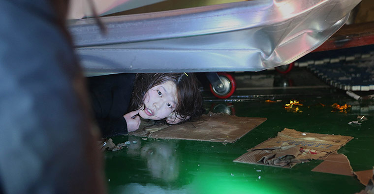 20 Photos: A woman in the rubble of a collapsed building in Gyeongju, South Korea