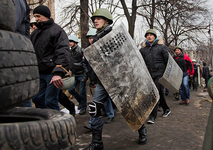 Kiev protests: Protesters march towards government buildings