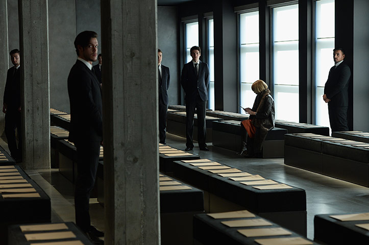 20 Photos: Anna Wintour waits for the start of the Bottega Veneta show in Milan