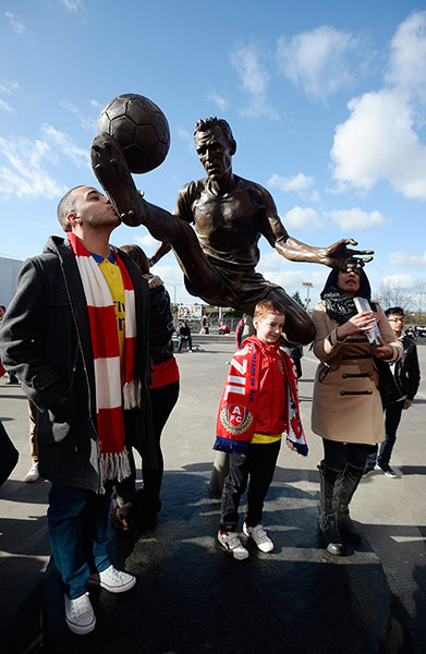 saturday's matches: Arsenal unveils Dennis Bergkamp statue
