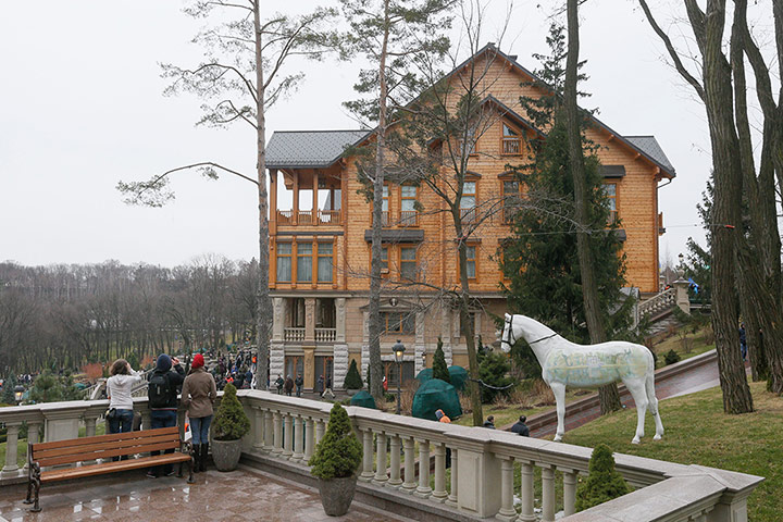 Ukraine UD: Protesters take full control of Yanukovych's residence