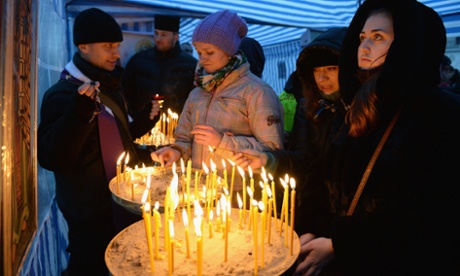 People light candles in Independence square after parliament votes to oust Viktor Yanukovych.