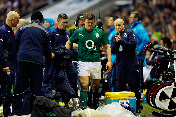 England v Ireland: Brian O'Driscoll goes off injured 