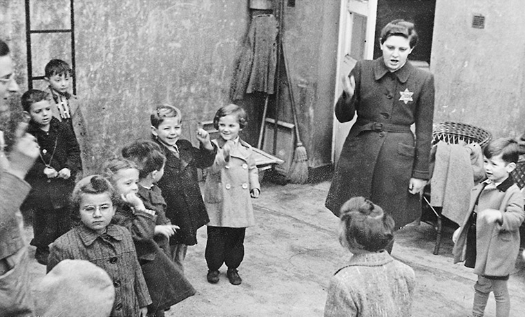 Alice Herz-Sommer: 1941: Stephan (back row, on the left) attends the jewish kindergarden in Pr