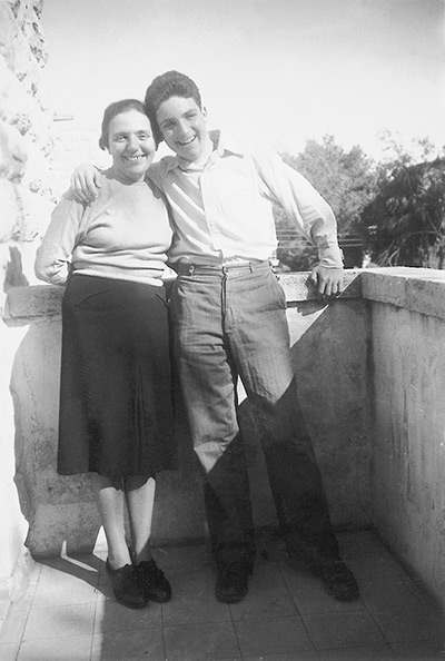 Alice Herz-Sommer: Raphael and his mother on a balcony in Jerusalem 