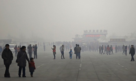 Mọi người ghé thăm Công viên Olympic trong bối cảnh khói mù tại Bắc Kinh
