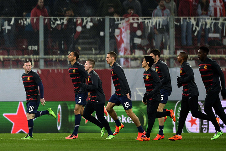 united champions league: Manchester United's players warm up