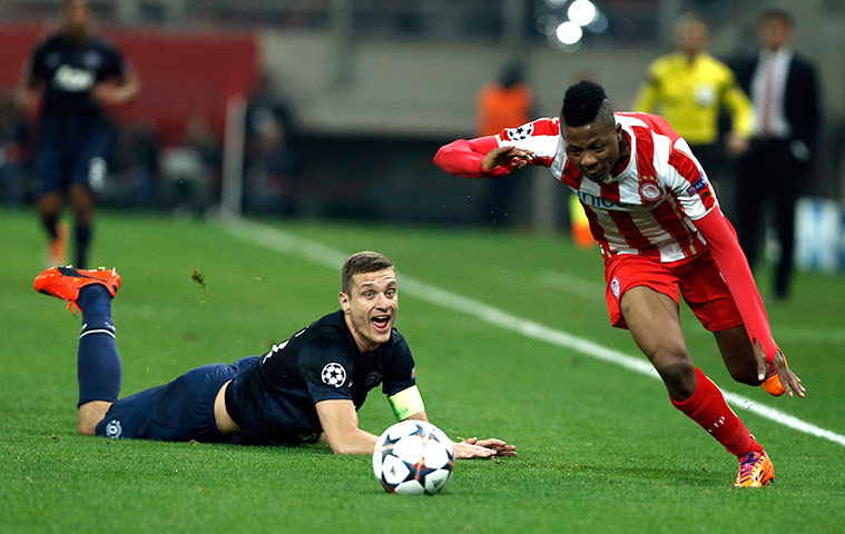 united champions league: Michael Olaitan skips past Nemanja Vidic