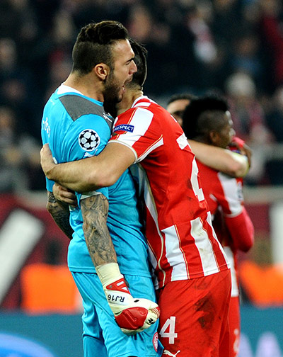 united champions league: Olympiakos players celebrate
