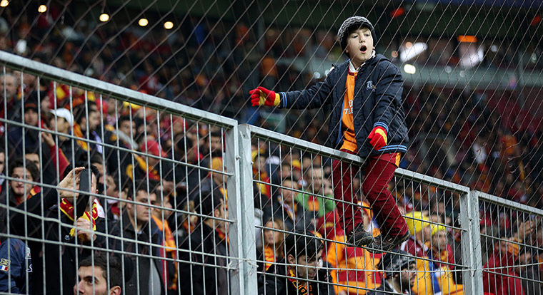 galatasary v chelsea: A young Galatasaray fan