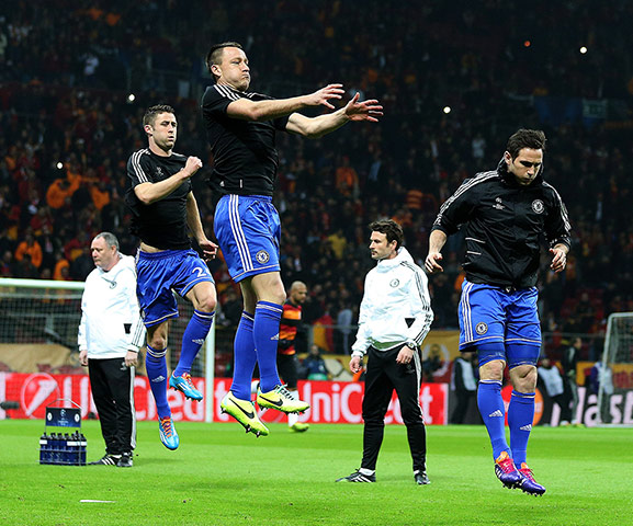 galatasary v chelsea: Chelsea players warm up