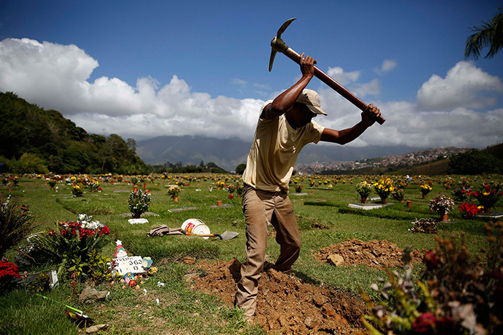 Caracas : A worker digs a grave in the East Cemetery in Caracas