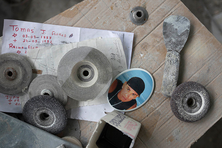 Caracas : A photograph of a male crime victim, printed on ceramic, at a tombstone fac
