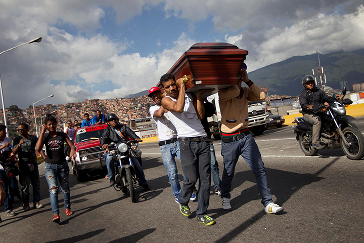 Caracas : Relatives of a crime victim carry his coffin on a highway, as a tribute, pr