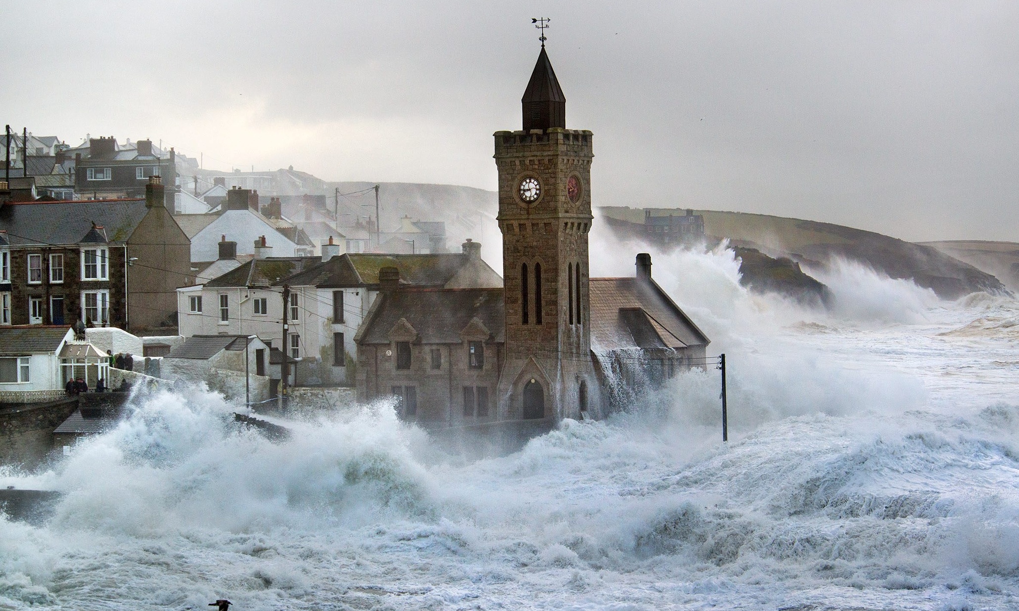 UK storms: rail chaos and more homes evacuated | Environment | The Guardian