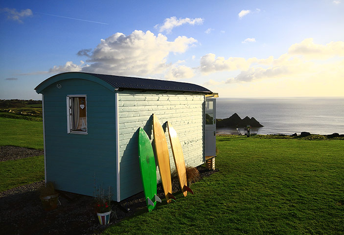 COOL COTTAGES:GOWER: Scamperhuts, Three Cliffs Bay