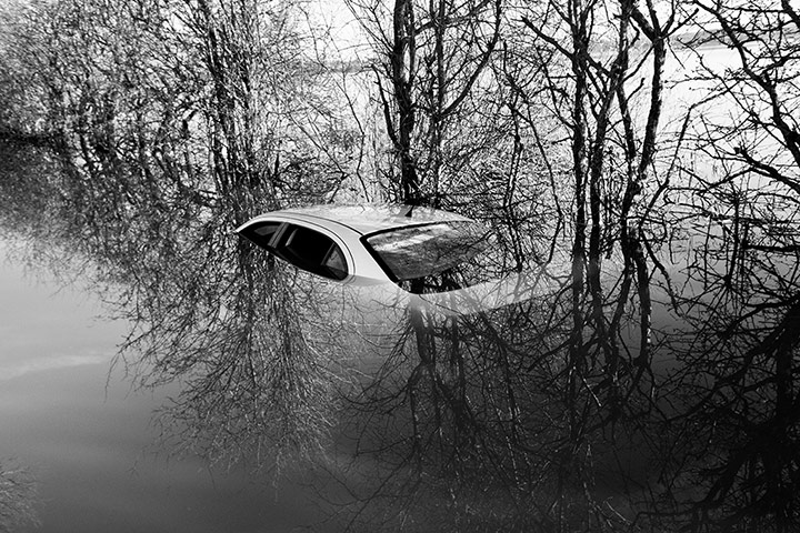 Somerset floods: abandoned car