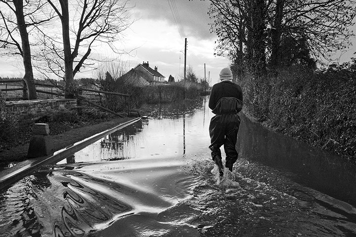 Somerset floods: Getting home in Thorney