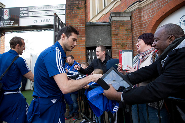 Fulham v Chelsea: Mark Schwarzer and Frank Lampard sign autographs 
