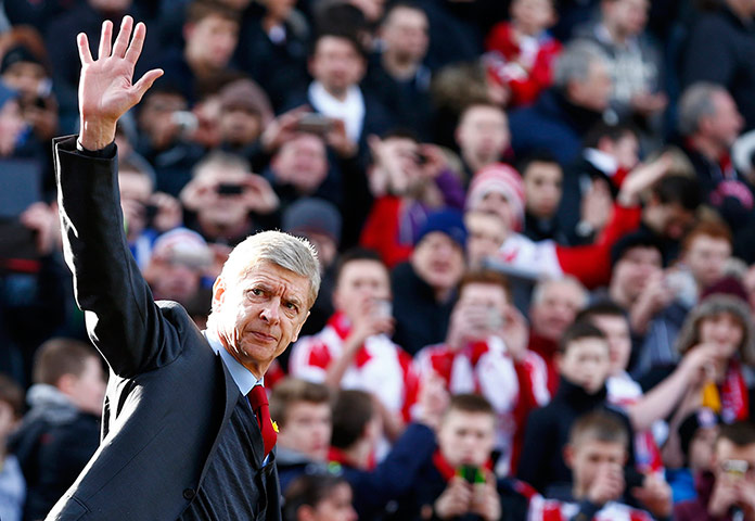 Roundup: Arsenal manager Wenger waves as he walks onto the pitch 