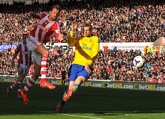 Roundup gallery: Peter Crouch shoots wide